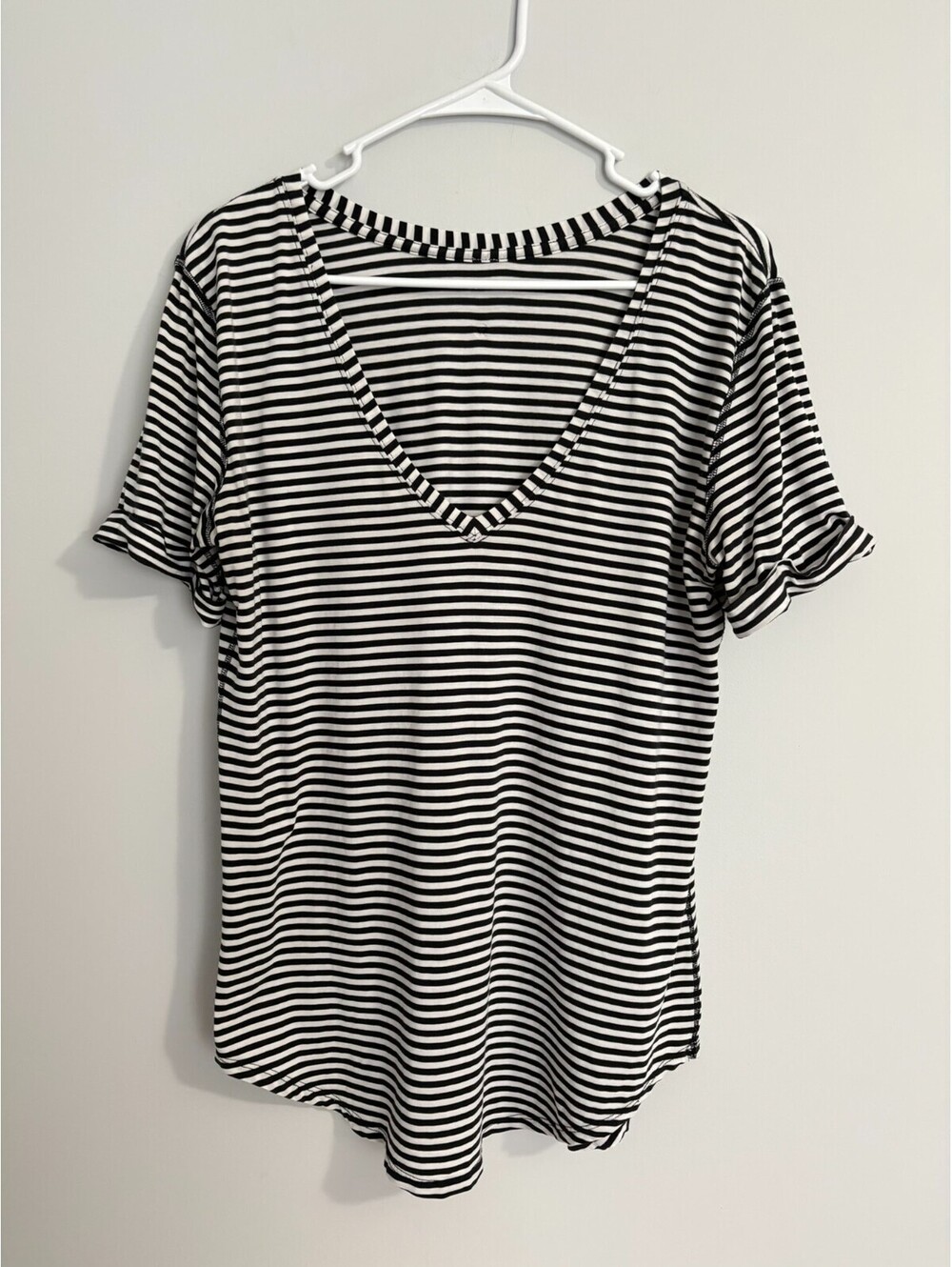 Lululemon Love Striped V-Neck Short Sleeve T-Shirt Black White Curved Hem M?